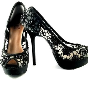 STUNNING! LACE PEEP-TOE PUMPS
